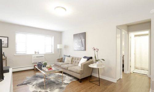 Apartment for rent at 525 W Oakdale Ave, Chicago, IL 60657