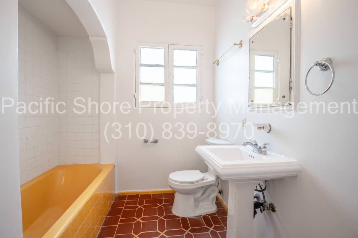 Apartment for rent at 559 N Alexandria Ave, Los Angeles, CA 90004