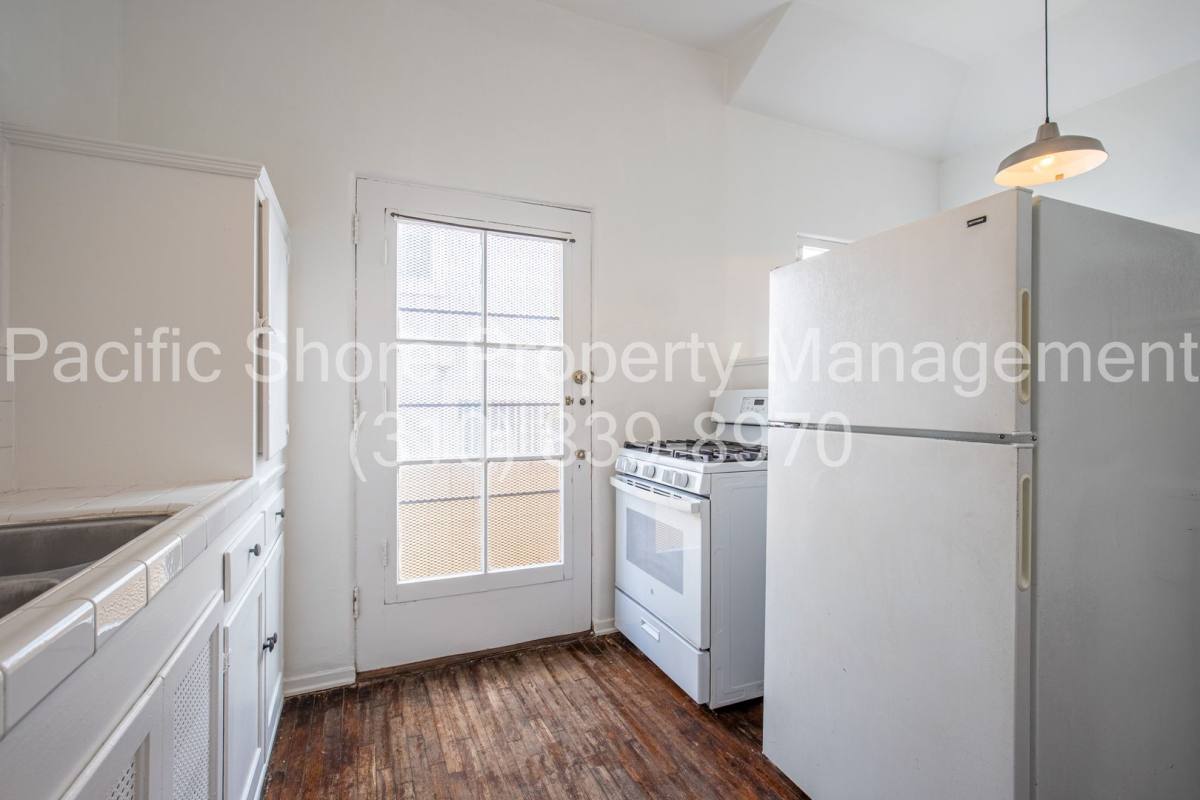 Apartment for rent at 559 N Alexandria Ave, Los Angeles, CA 90004