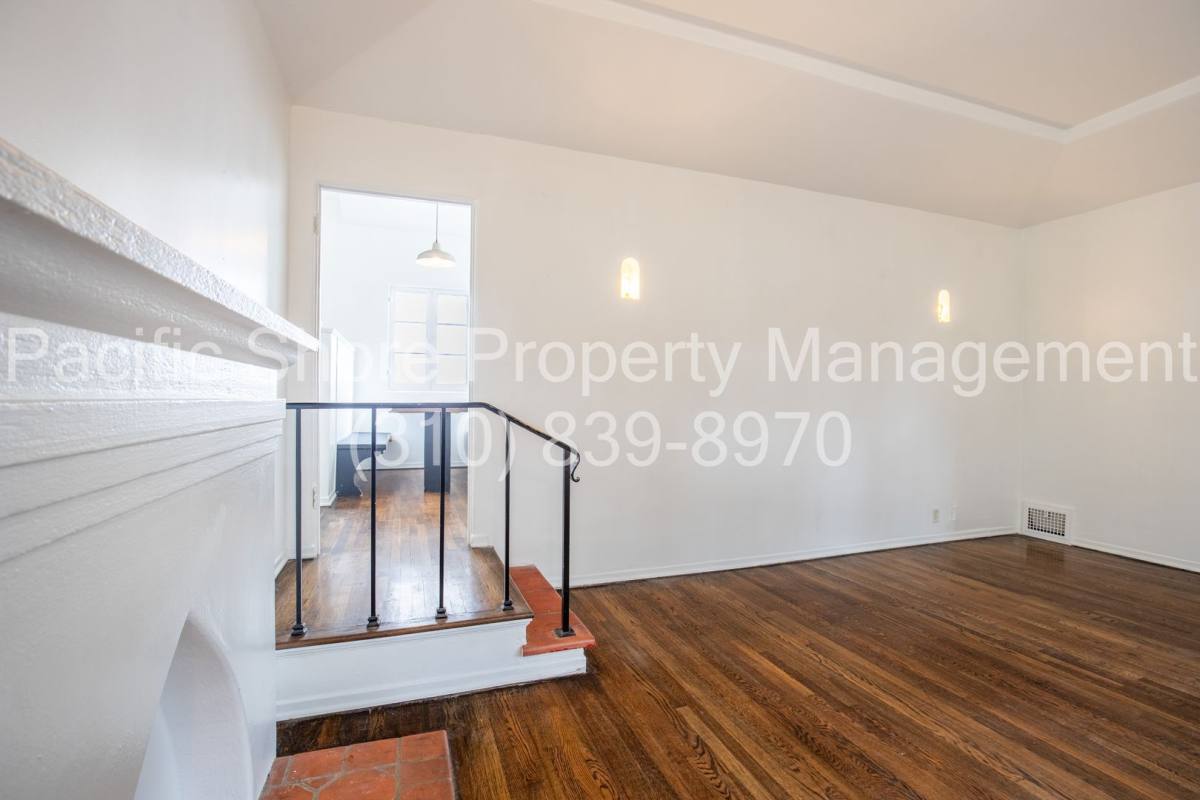 Apartment for rent at 559 N Alexandria Ave, Los Angeles, CA 90004