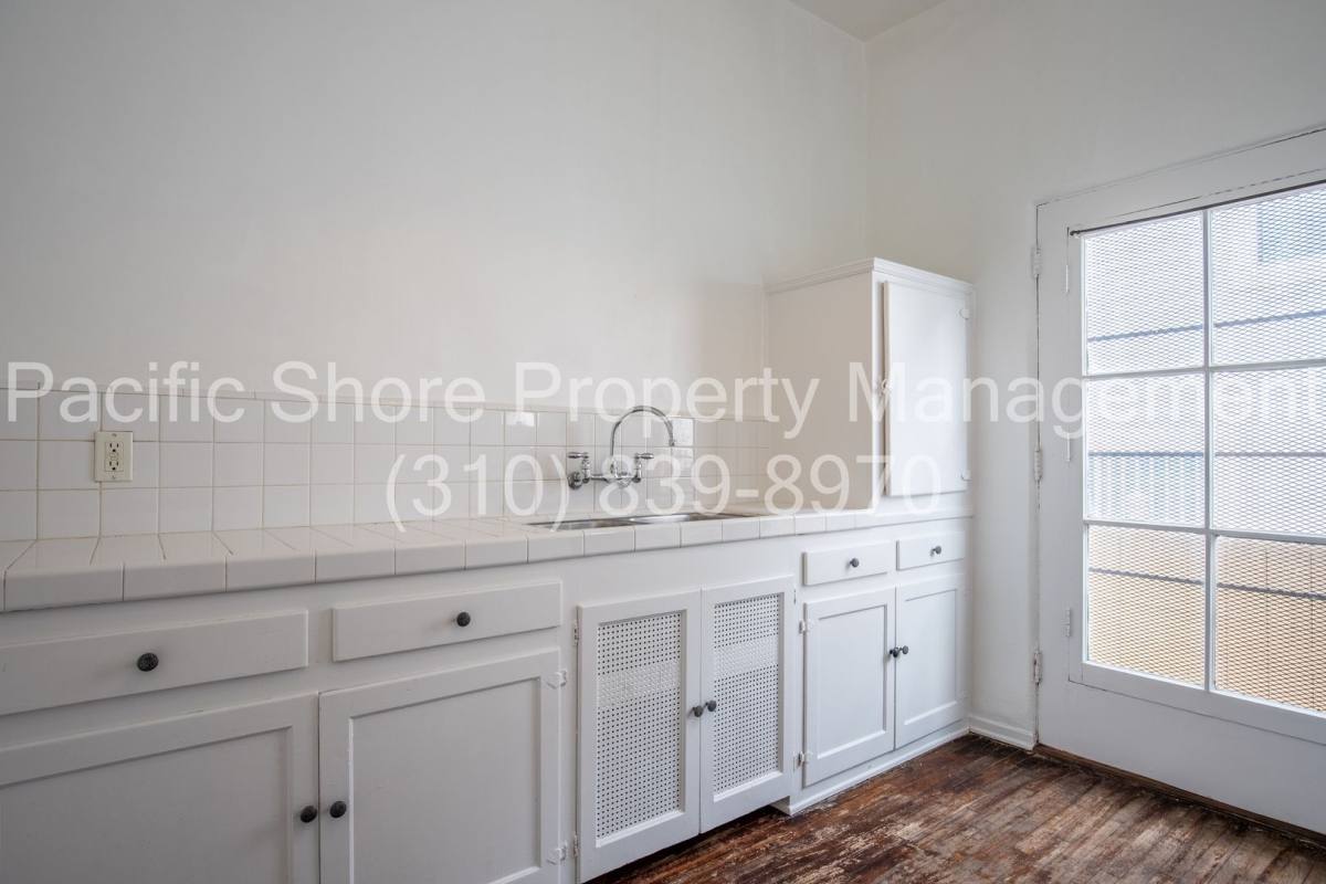 Apartment for rent at 559 N Alexandria Ave, Los Angeles, CA 90004