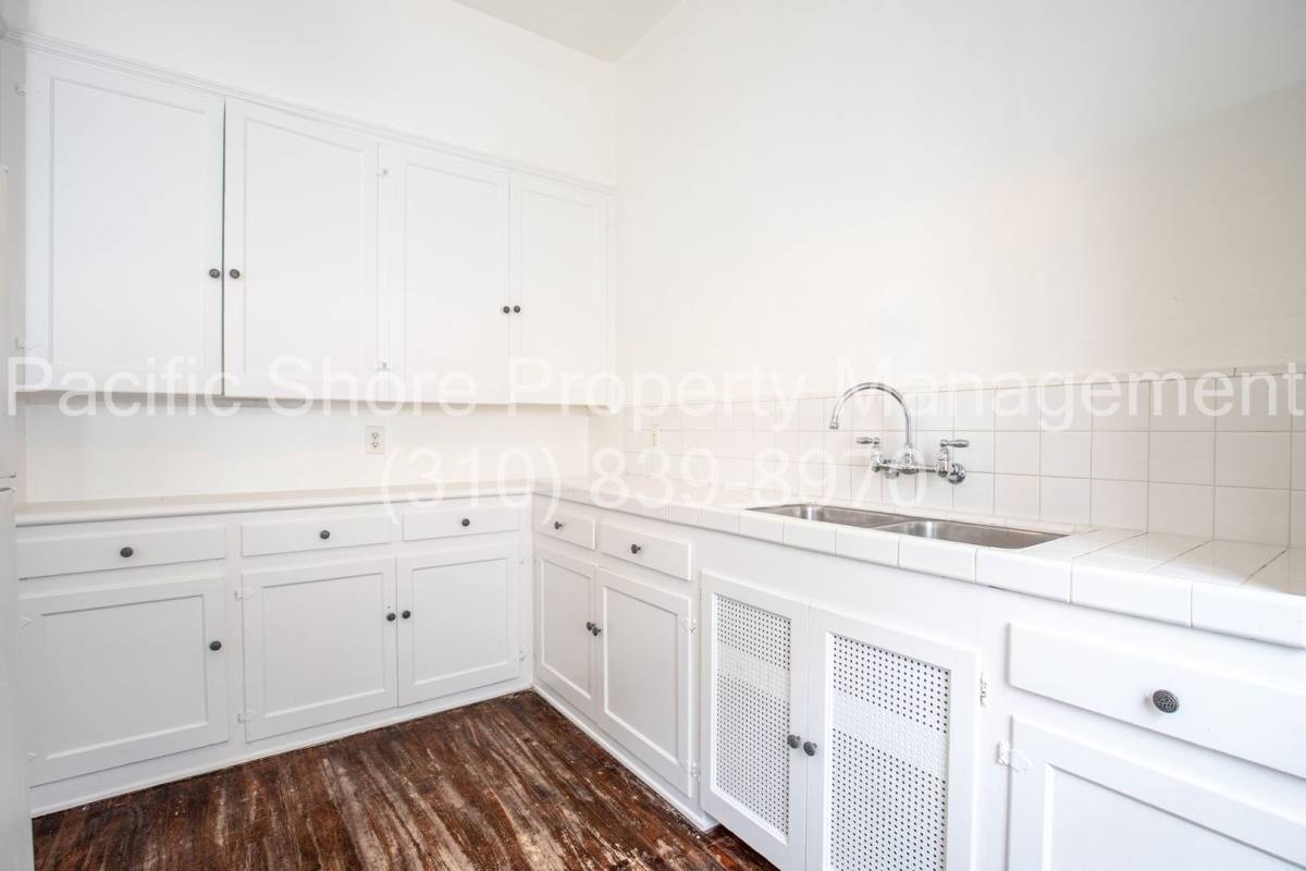 Apartment for rent at 559 N Alexandria Ave, Los Angeles, CA 90004