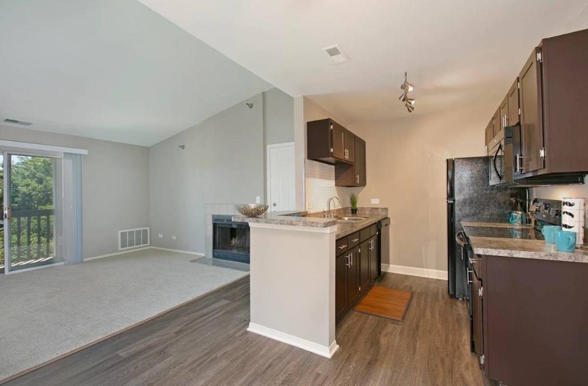 Apartment for rent at Hunter's Glen, 245 N Oakhurst Dr, Aurora, IL 60504