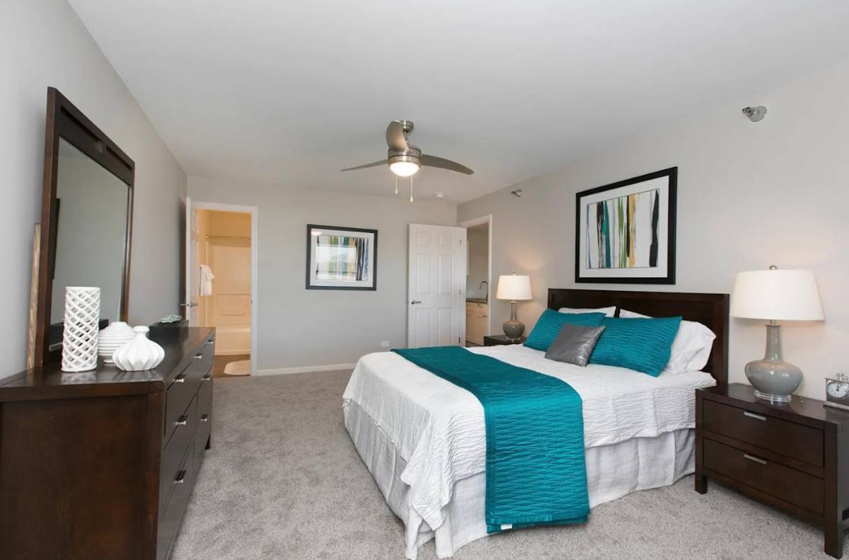 Apartment for rent at Hunter's Glen, 245 N Oakhurst Dr, Aurora, IL 60504