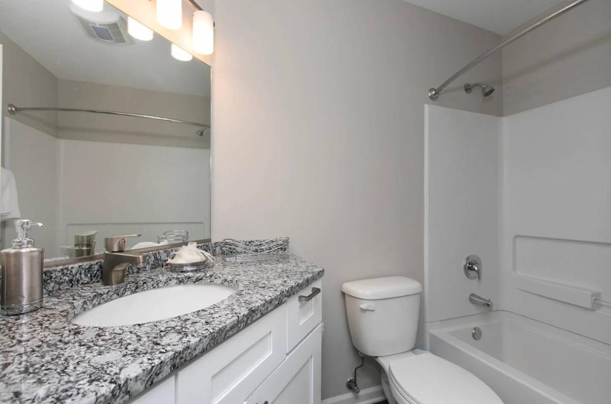 Apartment for rent at Hunter's Glen, 245 N Oakhurst Dr, Aurora, IL 60504