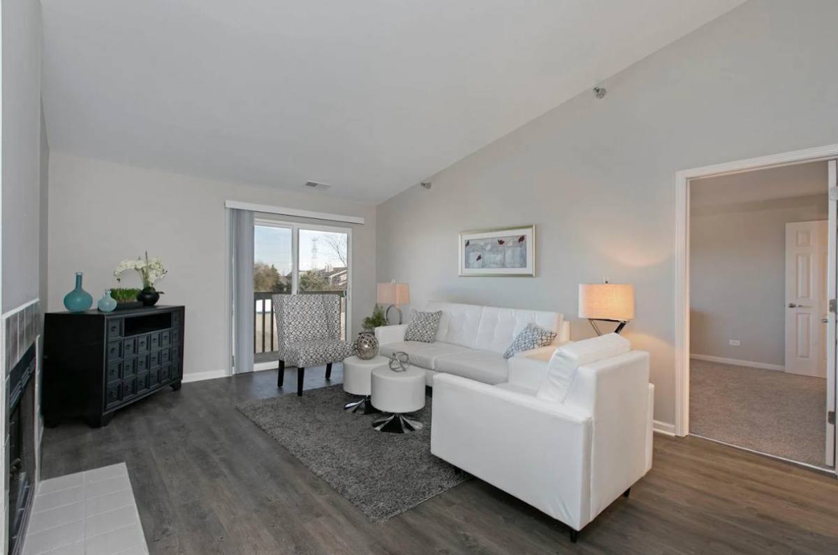 Apartment for rent at Hunter's Glen, 245 N Oakhurst Dr, Aurora, IL 60504