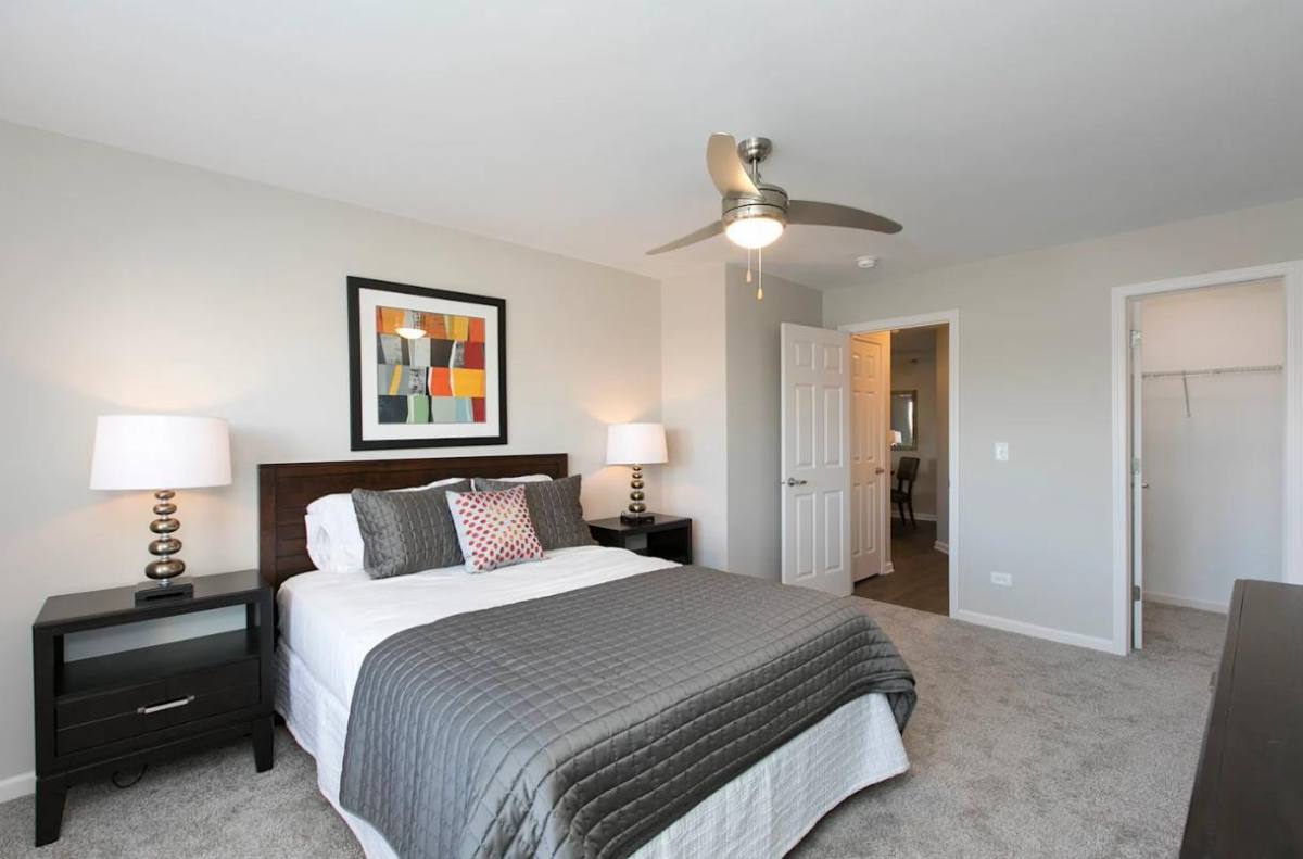 Apartment for rent at Hunter's Glen, 245 N Oakhurst Dr, Aurora, IL 60504