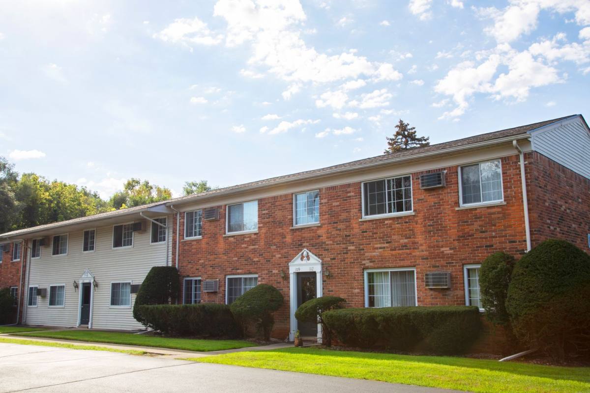 Apartment for rent at 3325 Watkins Lake Rd, Waterford, MI 48328