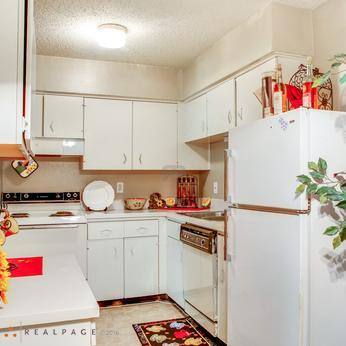 Apartment for rent at Carriage Hill, 1600 Jones Dr, Arlington, TX 76013
