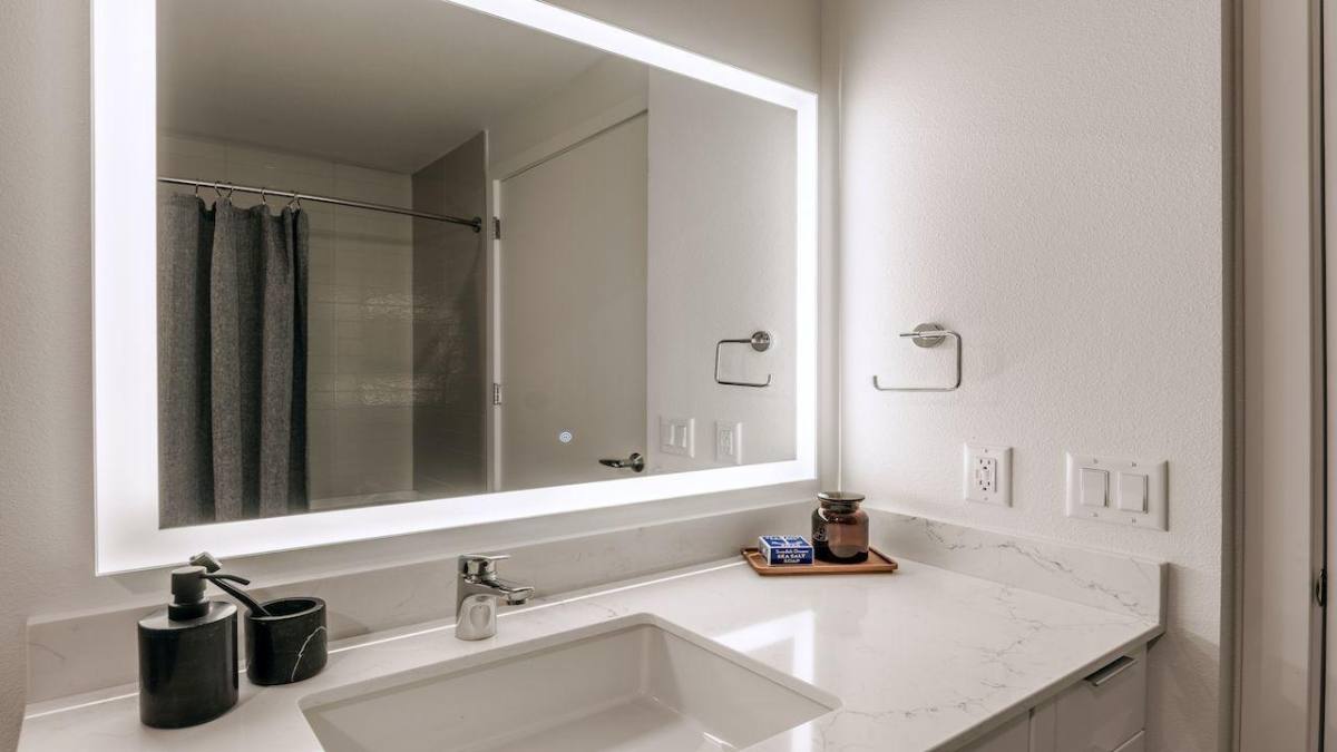 Apartment for rent at 1430 NW Hoyt St, Portland, OR 97209