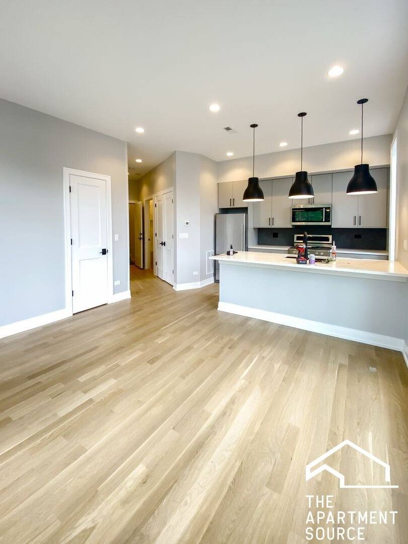 Apartment for rent at 1050 W Cornelia Ave #203, Chicago, IL 60657