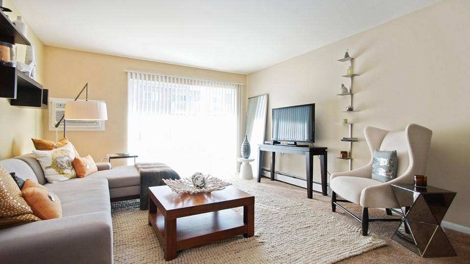 Apartment for rent at 4700 Arbor Dr, Rolling Meadows, IL 60008