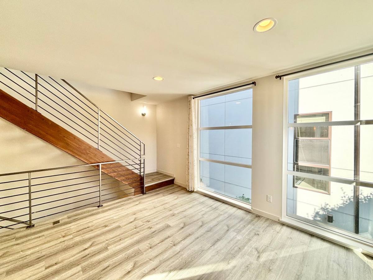 Townhouse for rent at 6525 B 4th Ave NE, Seattle, WA 98115