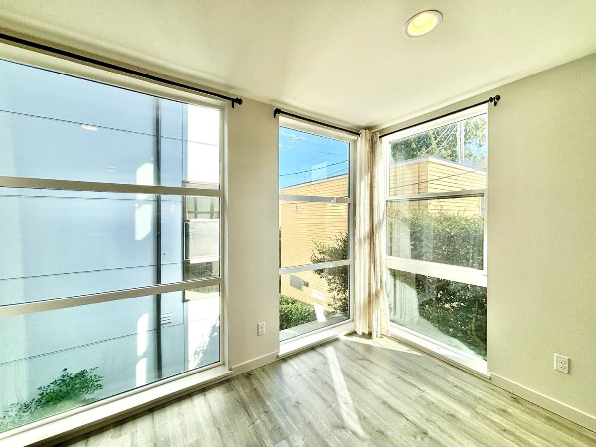 Townhouse for rent at 6525 B 4th Ave NE, Seattle, WA 98115