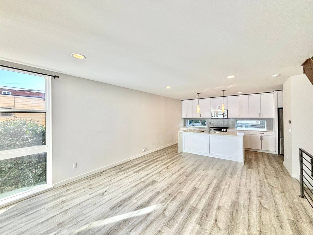 Townhouse for rent at 6525 B 4th Ave NE, Seattle, WA 98115