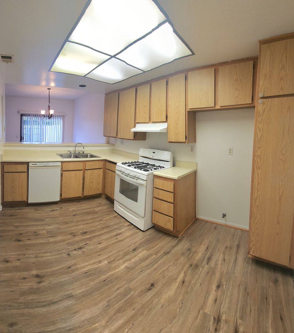 Townhouse for rent at 323 Blackfoot Lane, Ventura, CA 93001