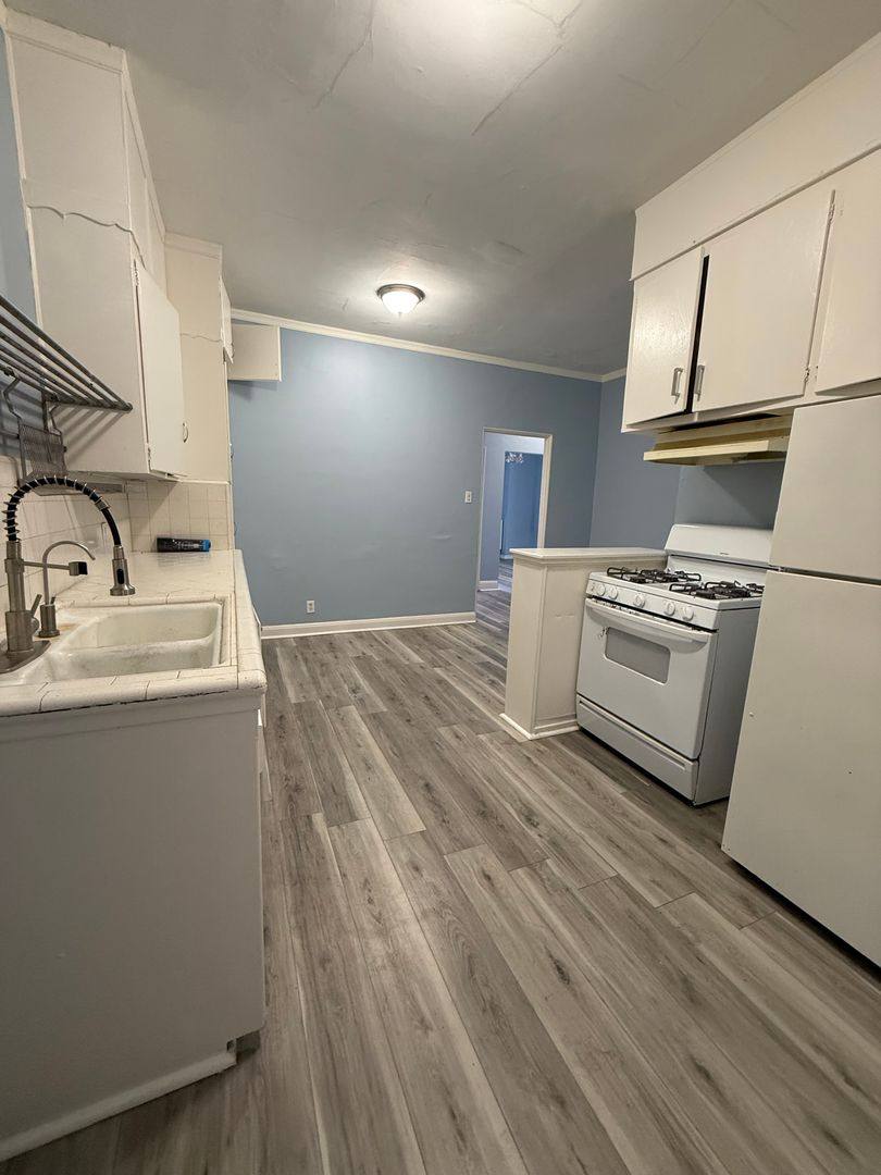 Apartment for rent at 2301 10th St, Los Angeles, CA 90006