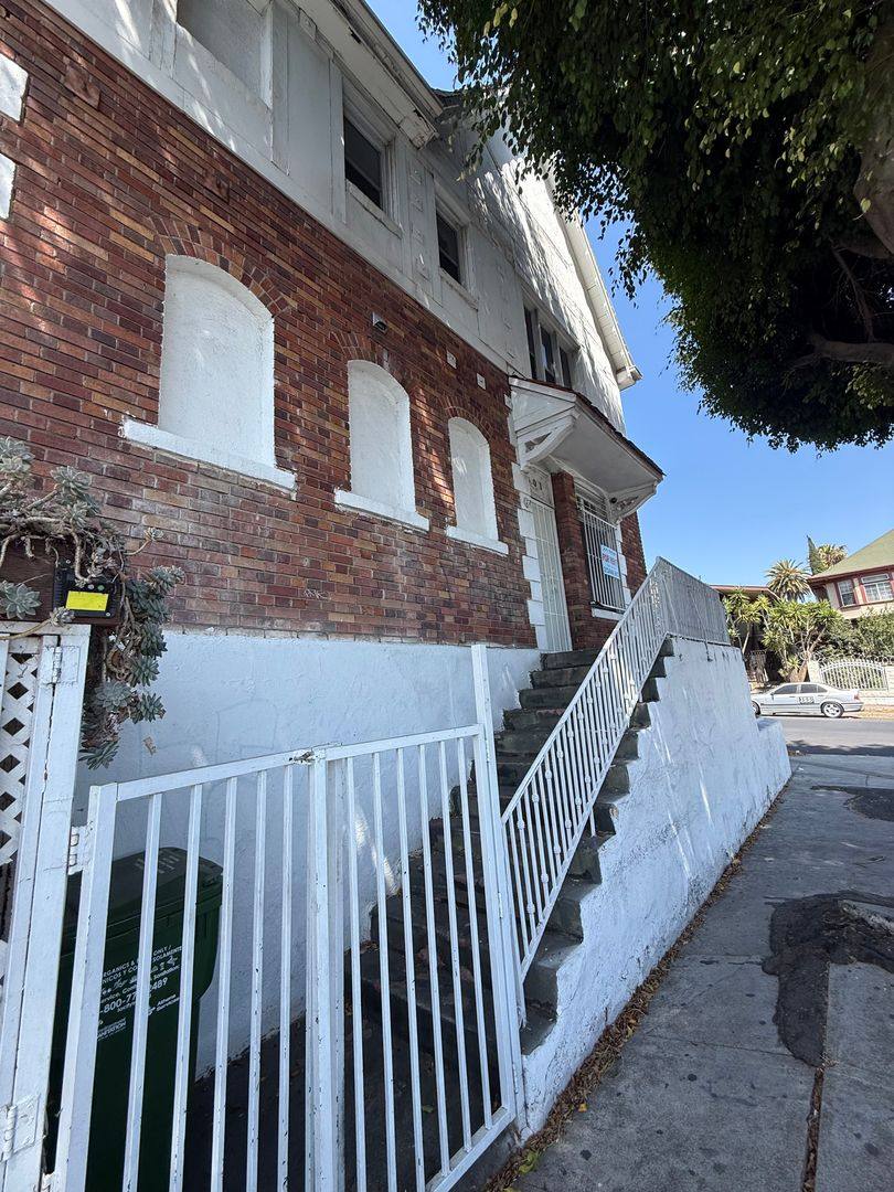 Apartment for rent at 2301 10th St, Los Angeles, CA 90006
