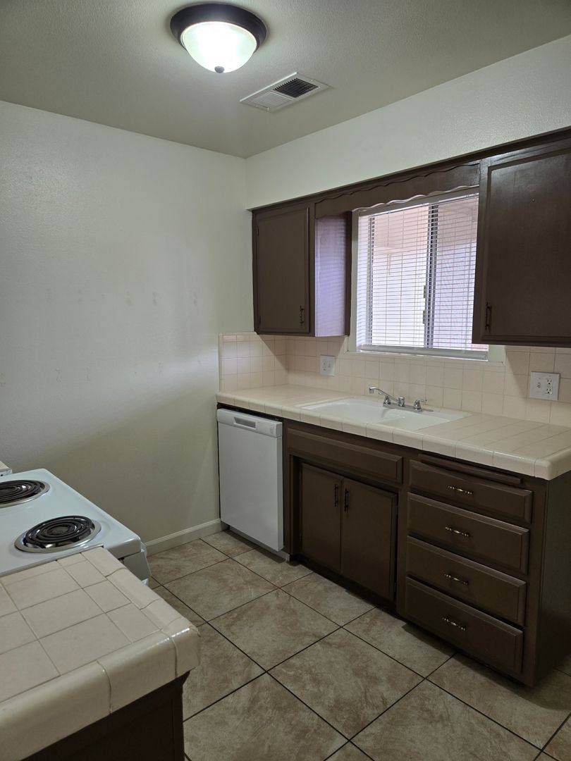 House for rent at 2532 W Chestnut Circle, Visalia, CA 93277