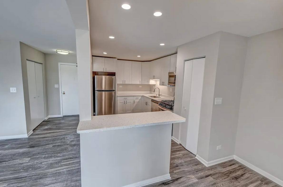 Apartment for rent at 650 W Rand Rd, Arlington Heights, IL 60004