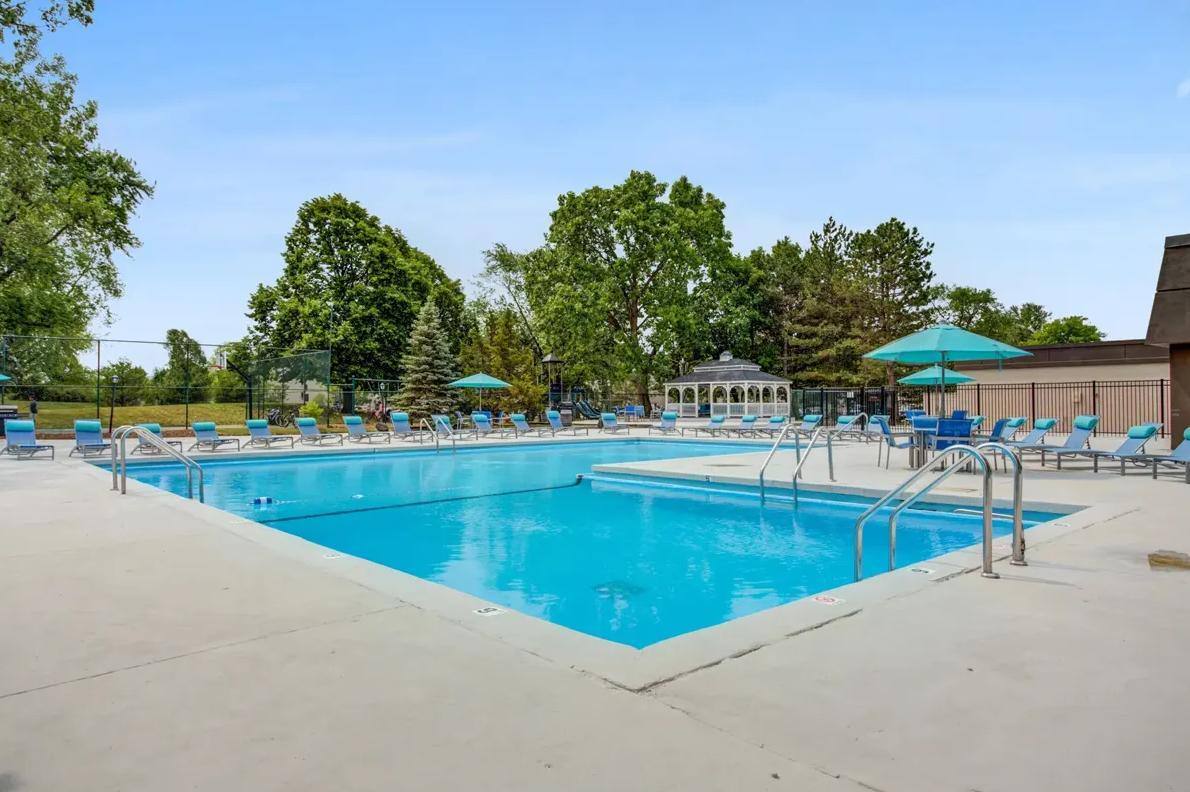 Apartment for rent at 650 W Rand Rd, Arlington Heights, IL 60004