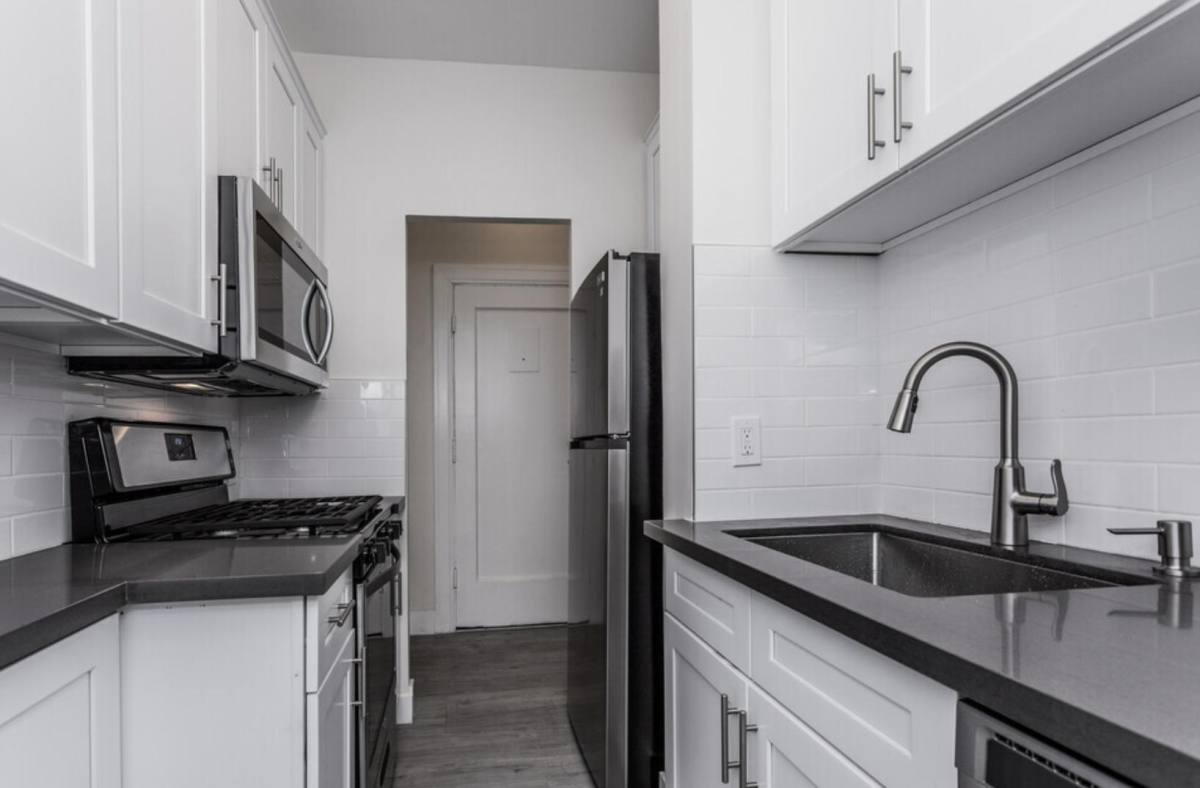 Apartment for rent at Park Wilshire, 2424 Wilshire Blvd, Los Angeles, CA 90057