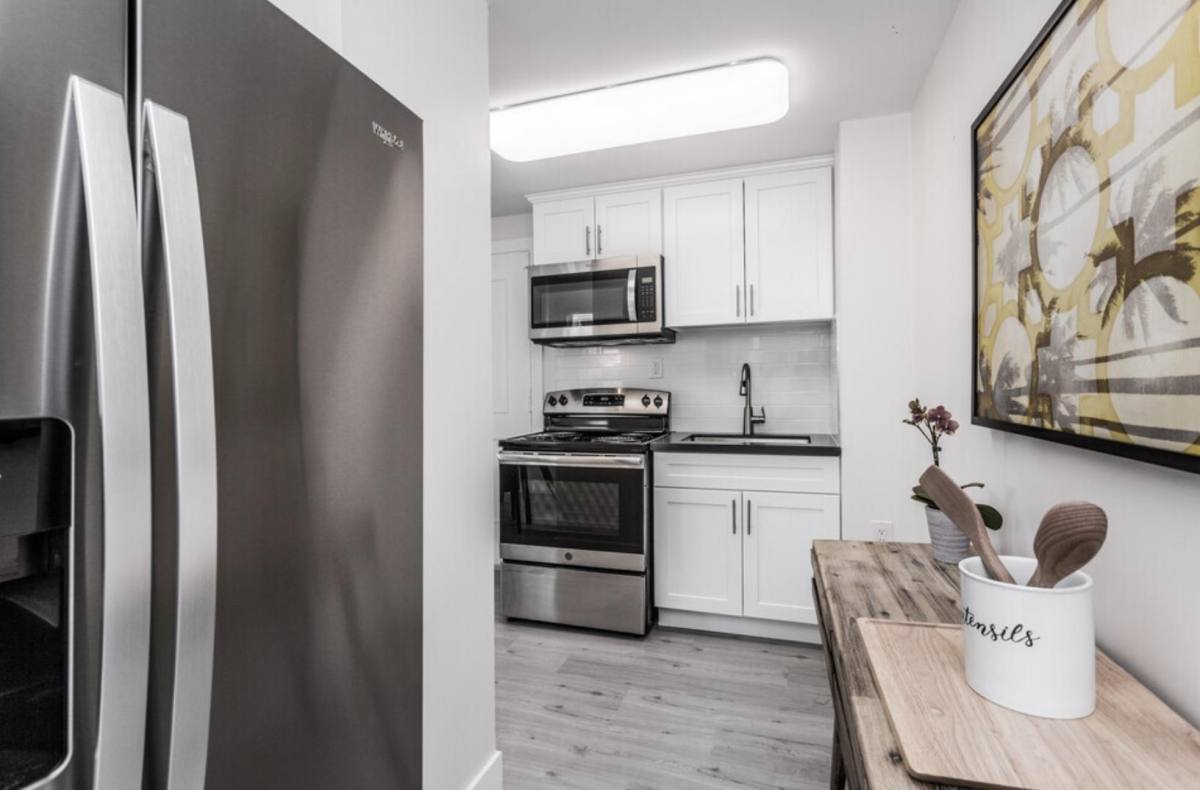 Apartment for rent at Park Wilshire, 2424 Wilshire Blvd, Los Angeles, CA 90057