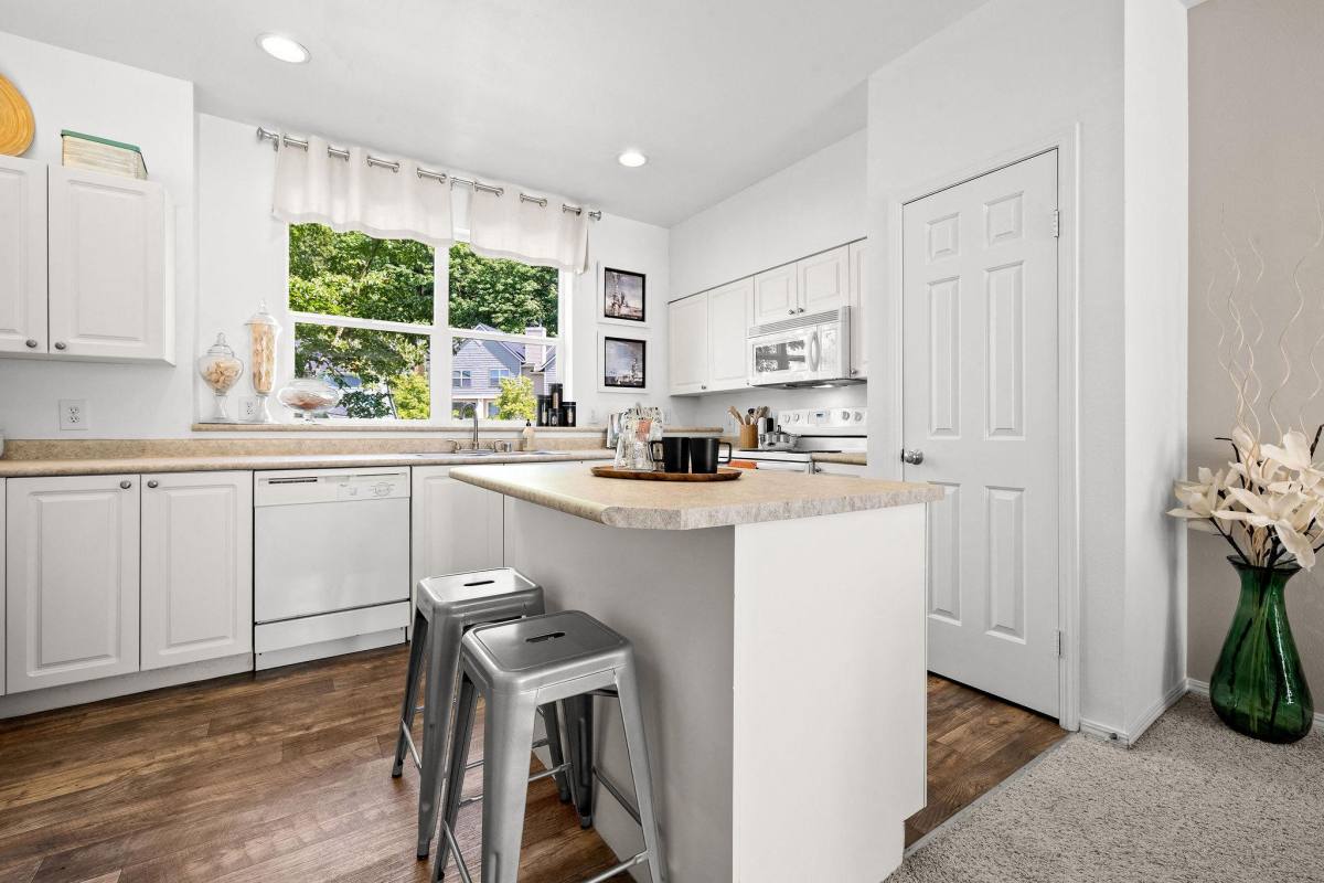 Townhouse for rent at Bella Vista, 2100 Lake Washington Blvd N, Renton, WA 98056