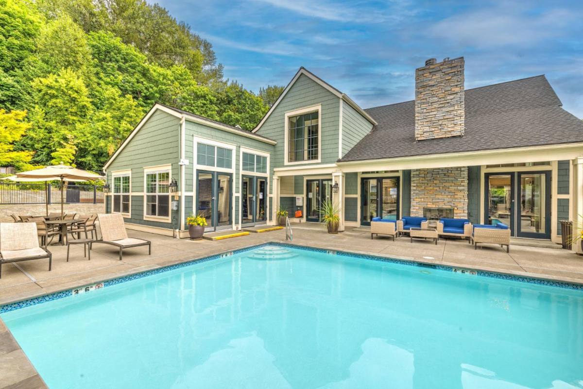 Townhouse for rent at Bella Vista, 2100 Lake Washington Blvd N, Renton, WA 98056