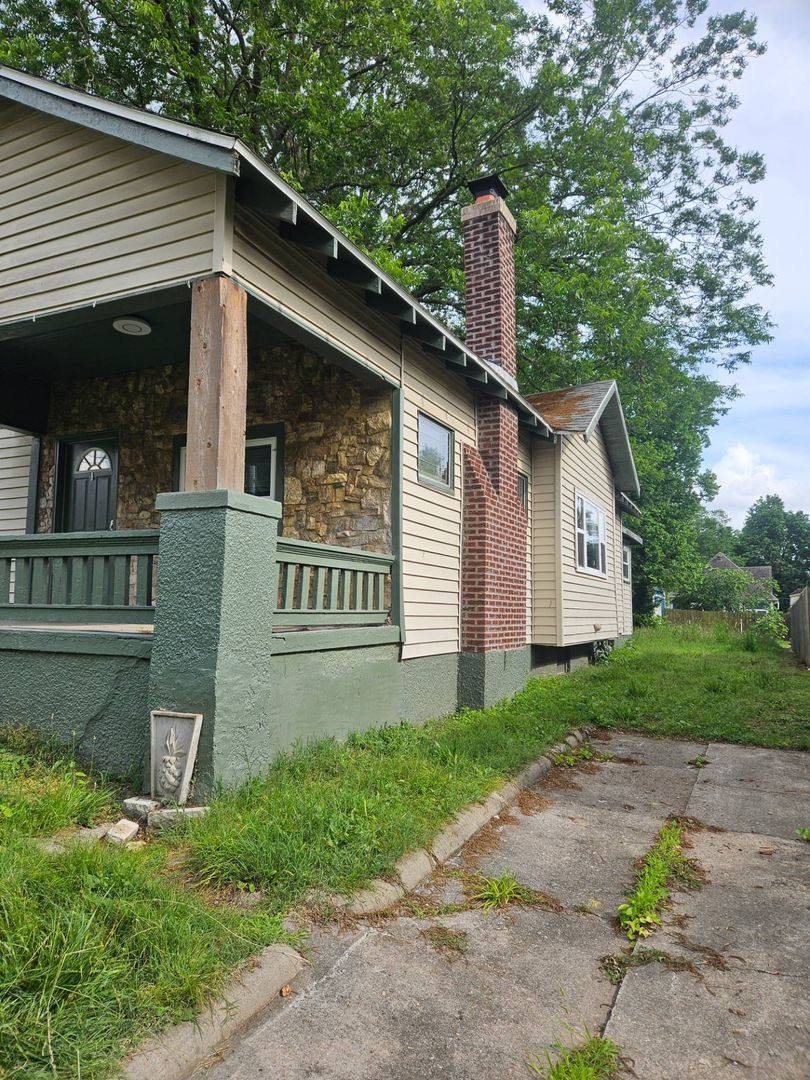 House for rent at 812 W Pershing St, Springfield, MO 65806