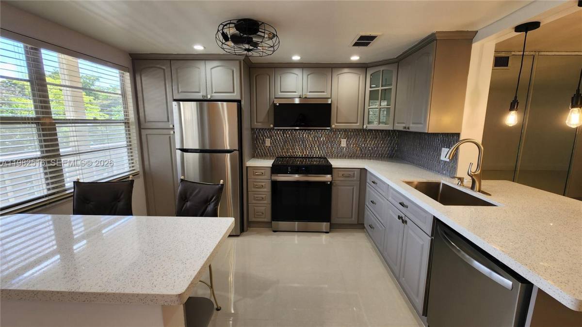 Apartment for rent at 2403 Antigua Circle #L2, Pompano Beach, FL 33066