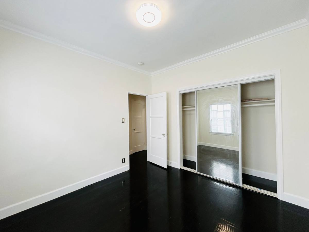 Apartment for rent at 215 S Elm Dr, Beverly Hills, CA 90212