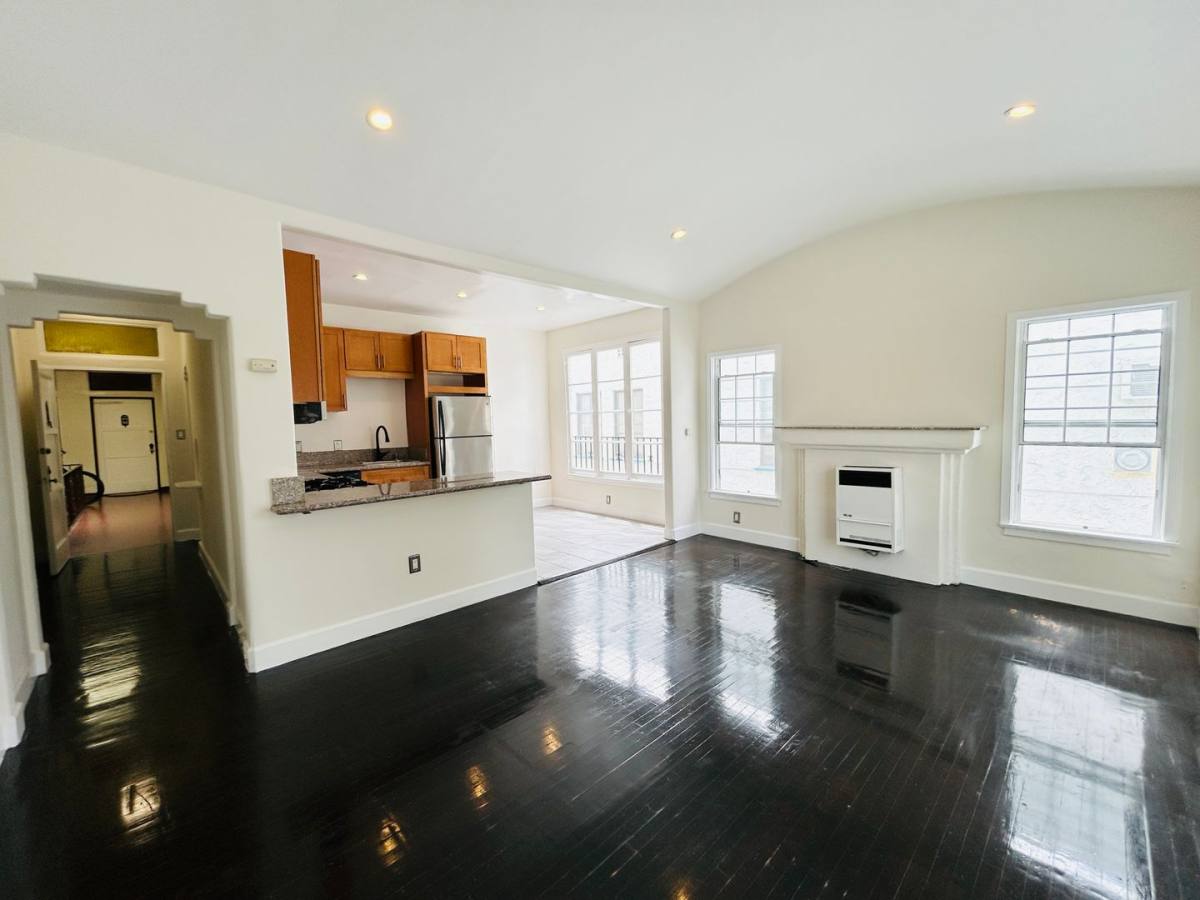 Apartment for rent at 215 S Elm Dr, Beverly Hills, CA 90212