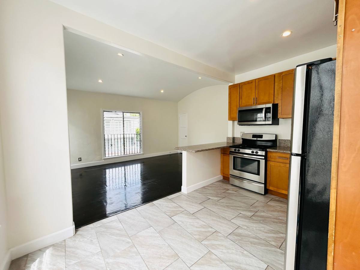 Apartment for rent at 215 S Elm Dr, Beverly Hills, CA 90212