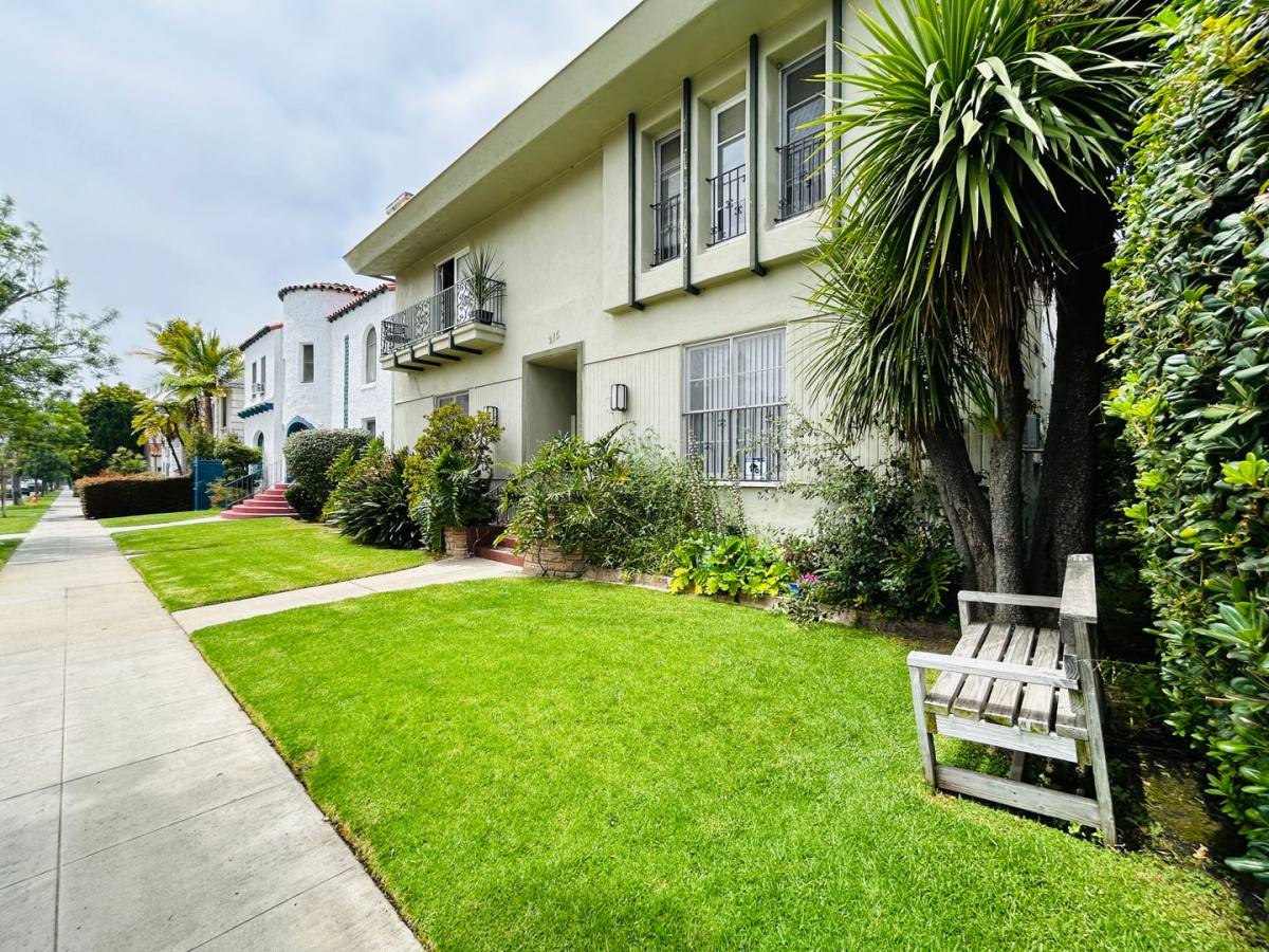 Apartment for rent at 215 S Elm Dr, Beverly Hills, CA 90212