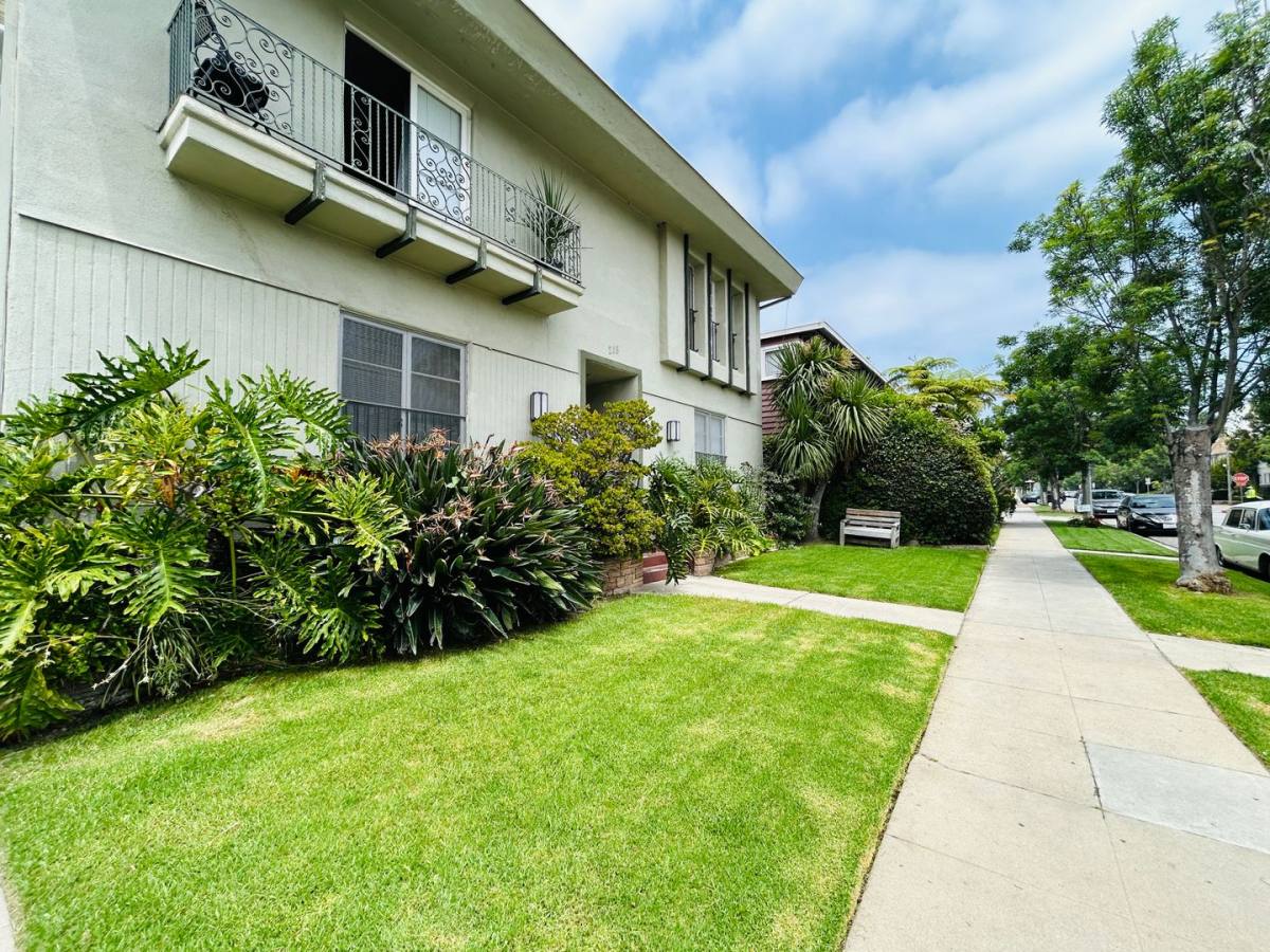 Apartment for rent at 215 S Elm Dr, Beverly Hills, CA 90212