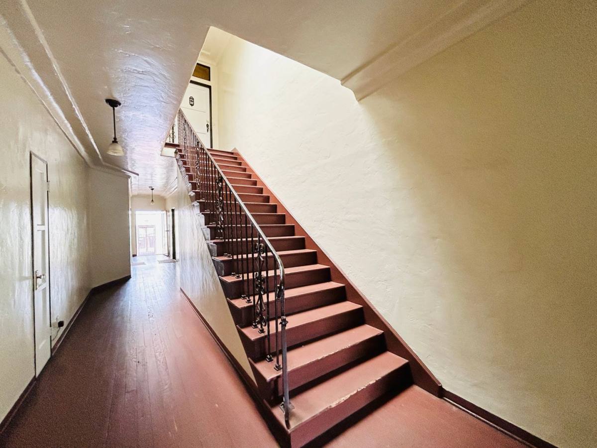 Apartment for rent at 215 S Elm Dr, Beverly Hills, CA 90212