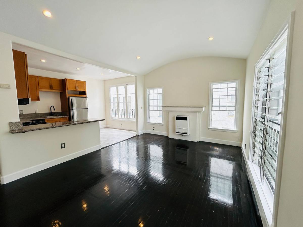 Apartment for rent at 215 S Elm Dr, Beverly Hills, CA 90212