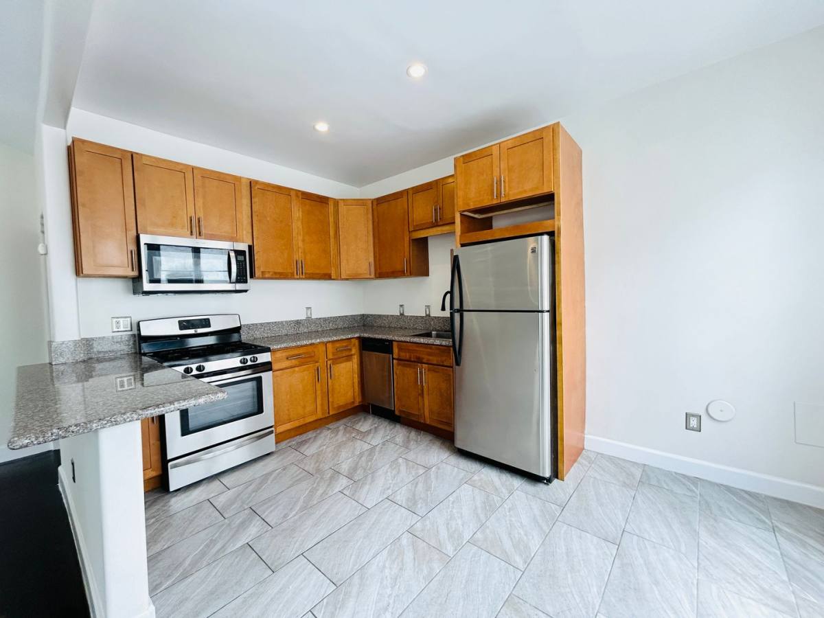 Apartment for rent at 215 S Elm Dr, Beverly Hills, CA 90212