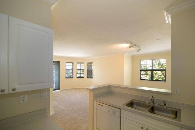 6915 Main St, Hialeah, FL 33014 - Apartment for Rent - Image 2