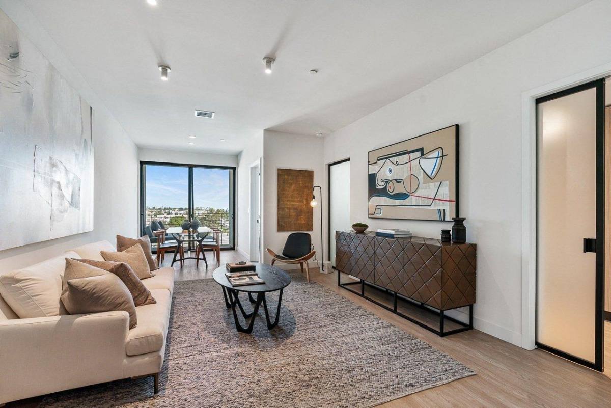 Apartment for rent at 3688 Overland Ave, Los Angeles, CA 90034