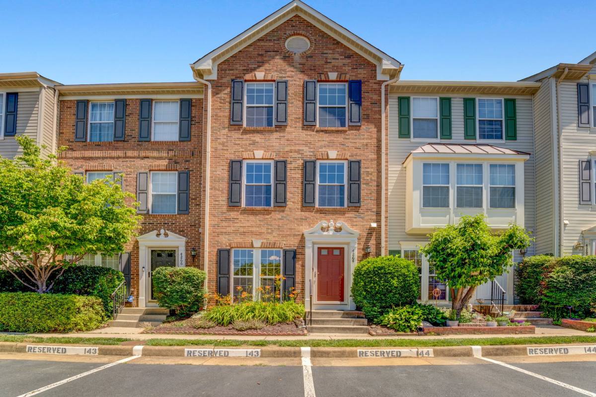 Townhouse for rent at 4264 Wheeled Caisson Square, Fairfax, VA 22033