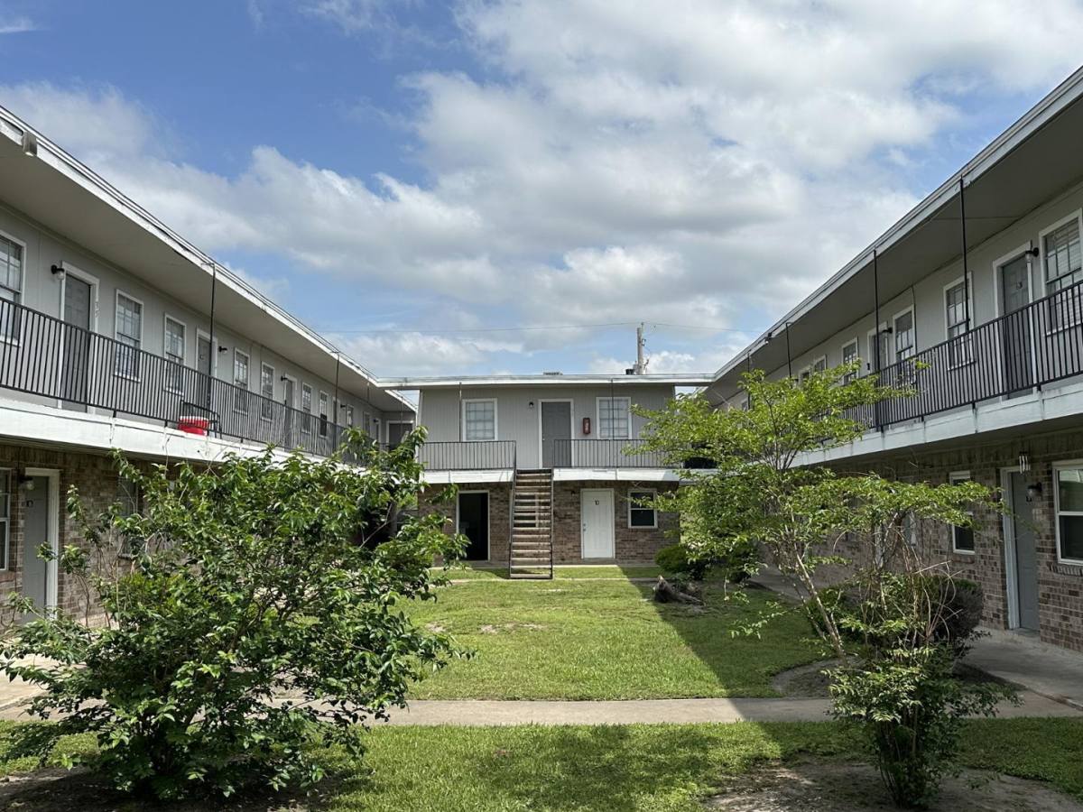 Apartment for rent at 105 Cemetery Rd, Angleton, TX 77515