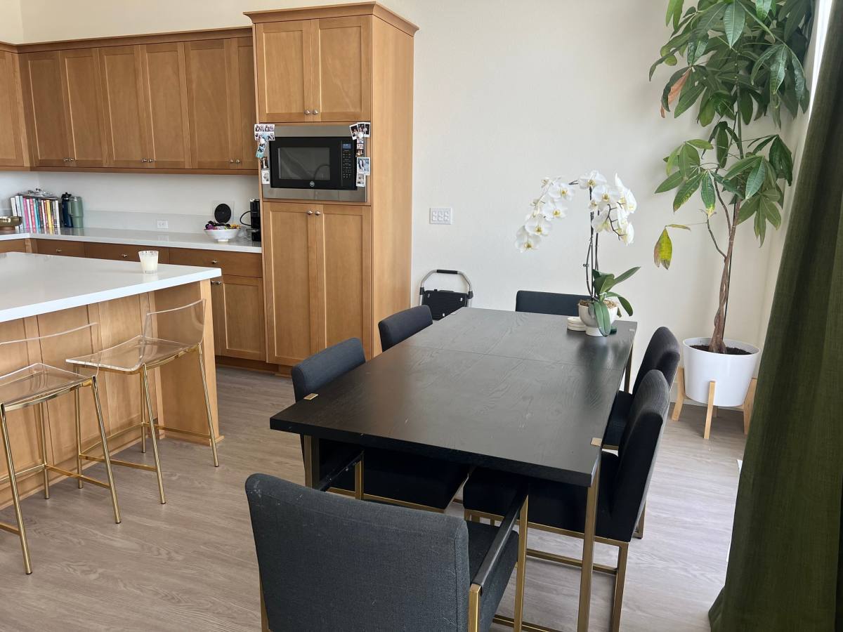 Townhouse for rent at 147 W Atlantic Ave, Alameda, CA 94501
