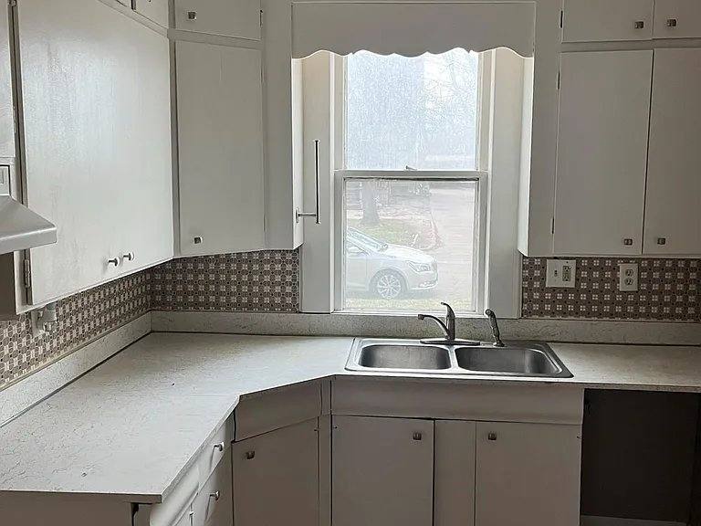 House for rent at 1222 SW 5th St, Topeka, KS 66606