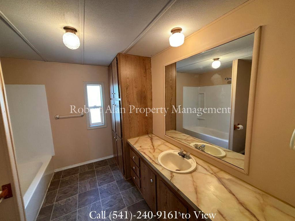 House for rent at 447 SW 5th St, Pendleton, OR 97801