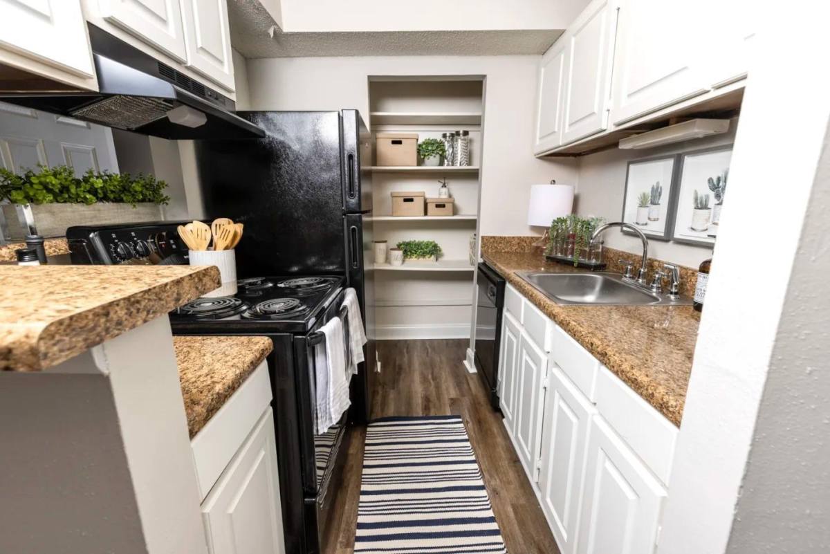Apartment for rent at Planters Crossing, 7910 Crossroads Dr, Charleston, SC 29406