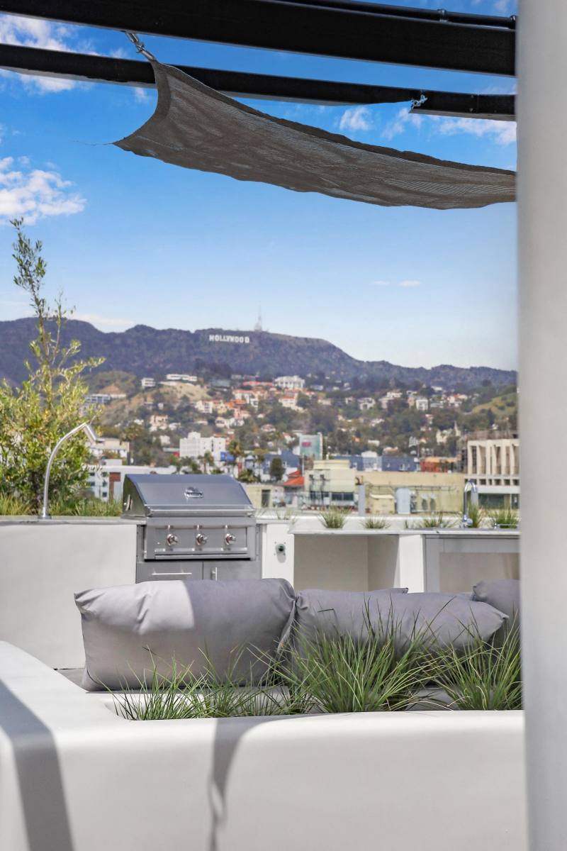 Apartment for rent at 1530 Cassil Place, Los Angeles, CA 90028