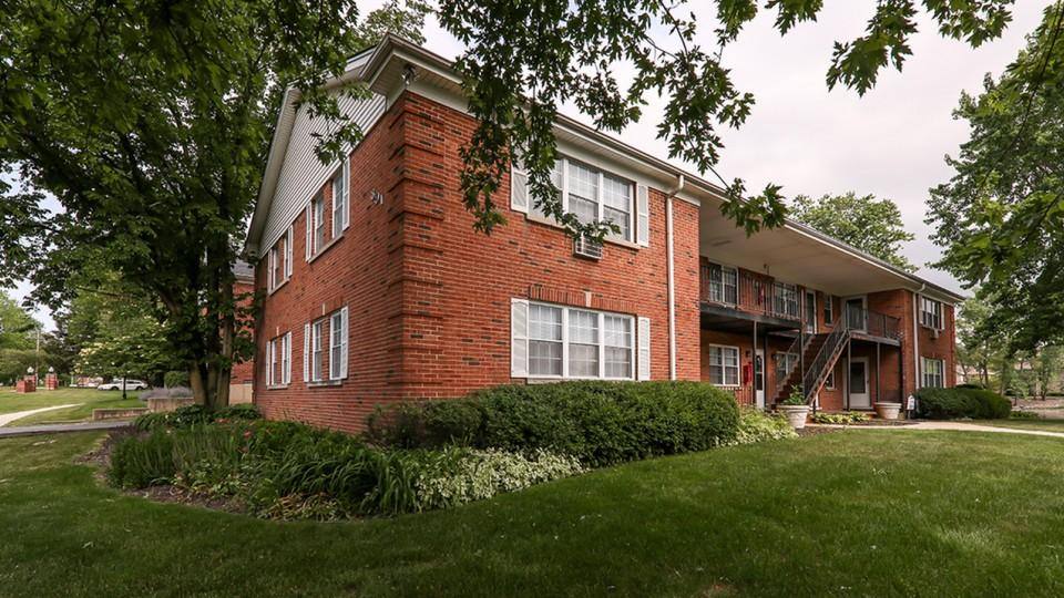 Apartment for rent at 301 W 59th St, Hinsdale, IL 60521