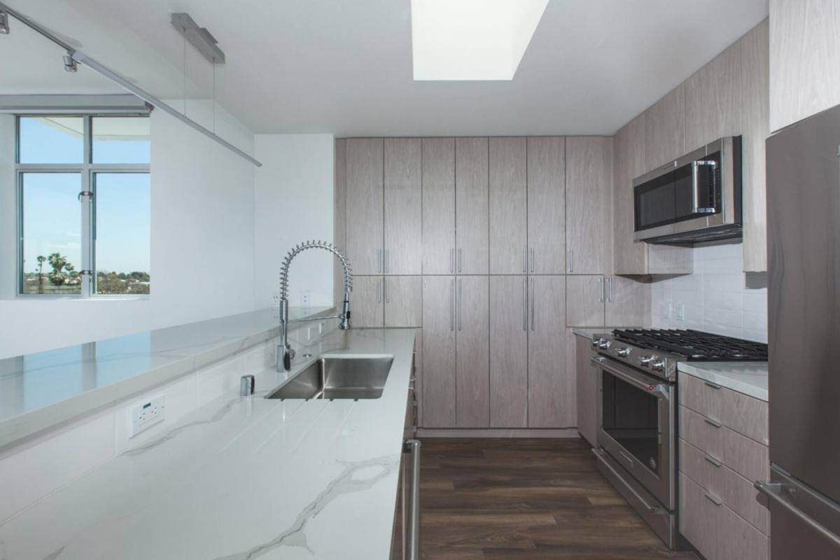 Apartment for rent at 950 S Fairfax Ave, Los Angeles, CA 90036